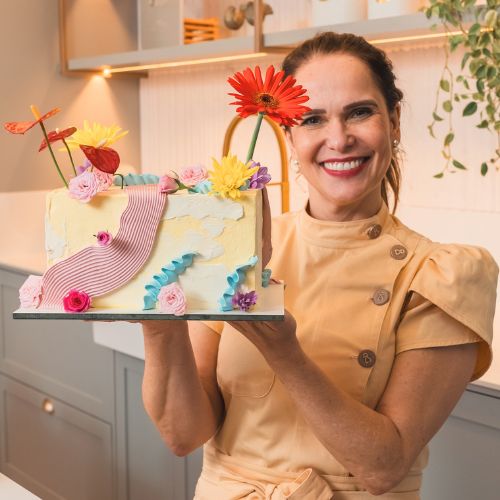 Isis segurando o bolo 5